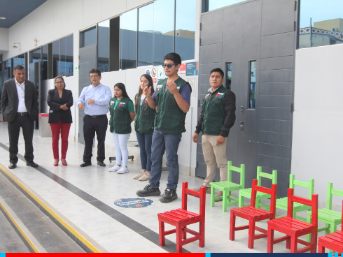 Estudiantes de Ingeniería Ambiental de la UCV Chiclayo elaboran sillas con plástico reciclado